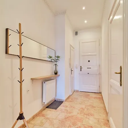 Apartment Charming With Parliament Views