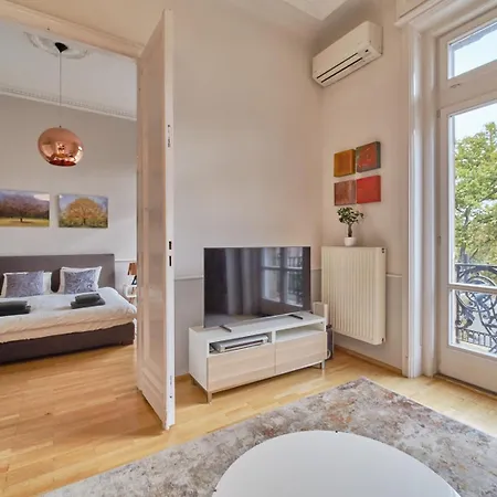 Apartment Charming With Parliament Views Budapest