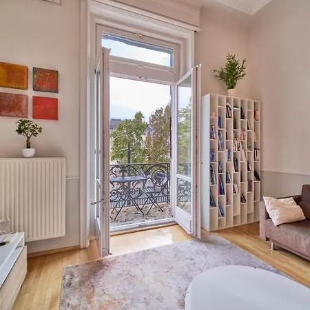 Charming With Parliament Views Apartment Budapest