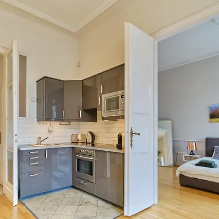 Charming With Parliament Views Apartment *