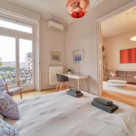 Charming With Parliament Views شقة بودابست