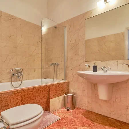 Charming With Parliament Views Apartment