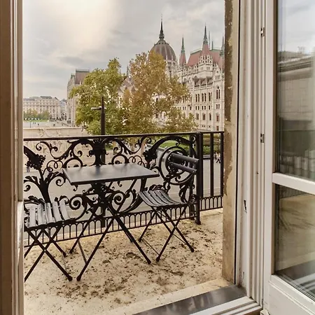 Apartment Charming With Parliament Views