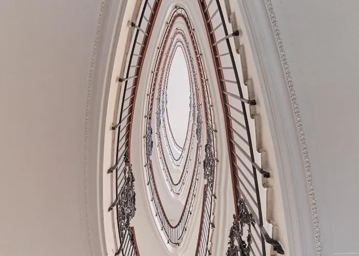 Charming With Parliament Views Apartment *