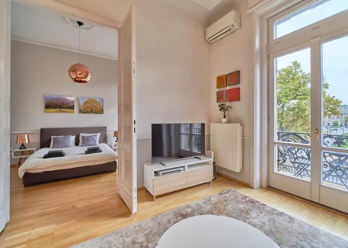 Apartment Charming With Parliament Views Budapest