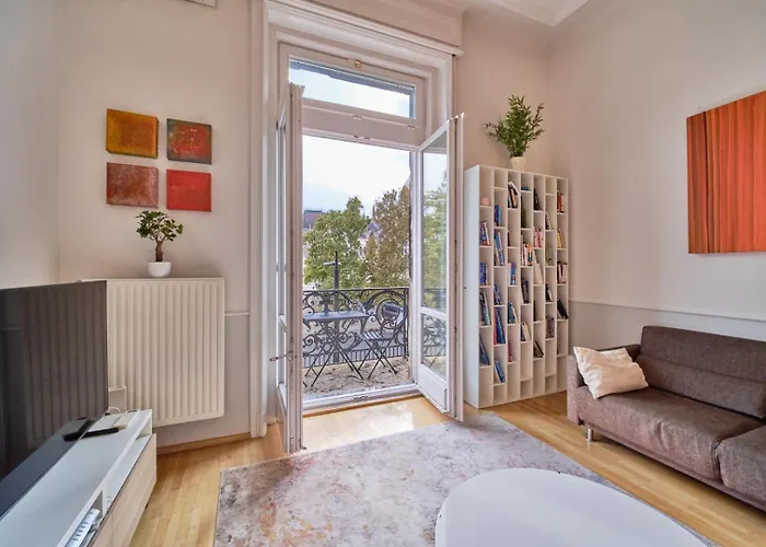 Charming With Parliament Views Apartamento Budapeste