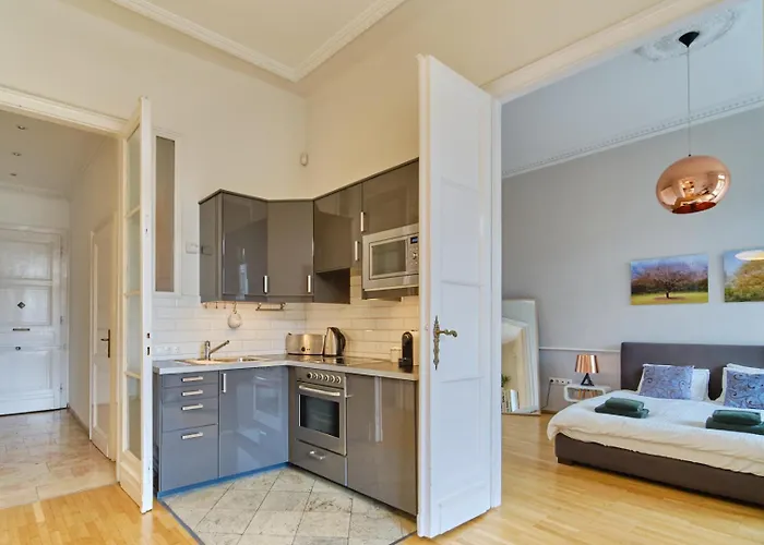 Charming With Parliament Views Apartment *