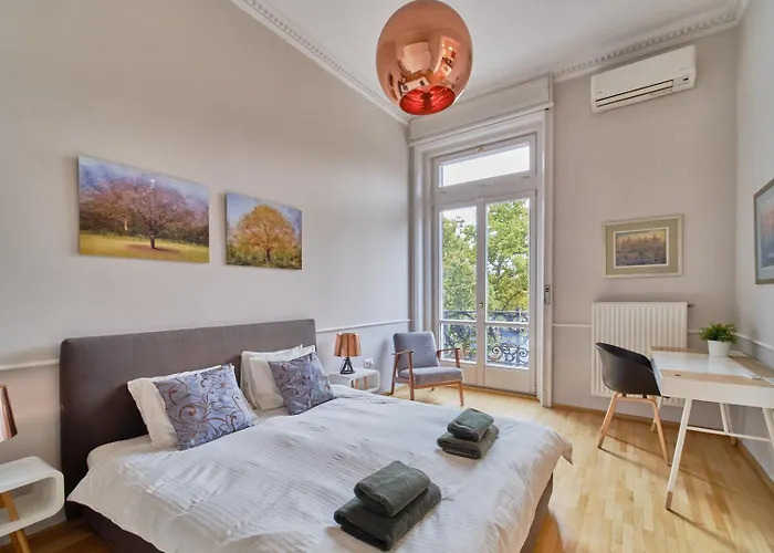 Charming With Parliament Views Apartment