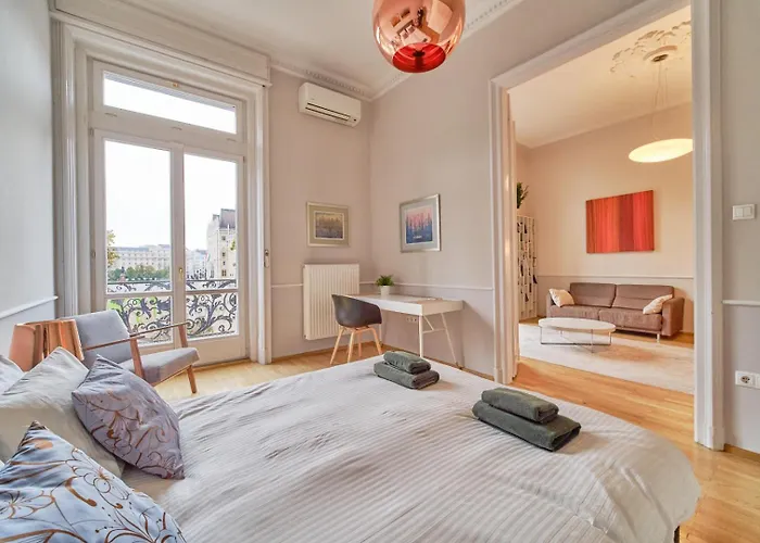 Charming With Parliament Views Apartamento Budapeste