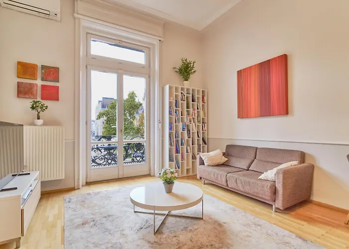 Charming With Parliament Views *
