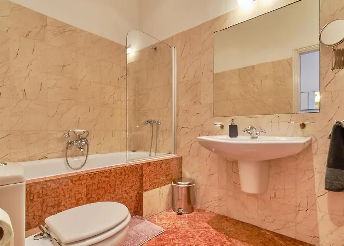 Charming With Parliament Views Apartment